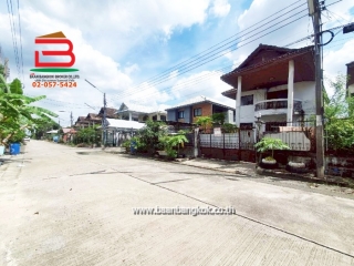 11143, ที่ดินพร้อมบ้าน หมู่บ้าน ร่มฤดี (ซอยร่มเกล้า 25/5) เนื้อที่ 58 ตรว. ถนนร่มเกล้า แขวงคลองสามประเวศ เขตลาดกระบัง กรุงเทพมหานคร