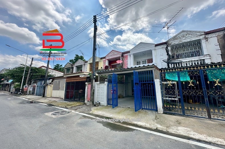 ทาวน์เฮาส์ 2 ชั้น ซอยรังสิต-นครนายก 61 เนื้อที่ 18.4 ตรว. ถนนรังสิต-นครนายก ตำบลประชาธิปัตย์ อำเภอธัญบุรี จังหวัดปทุมธานี