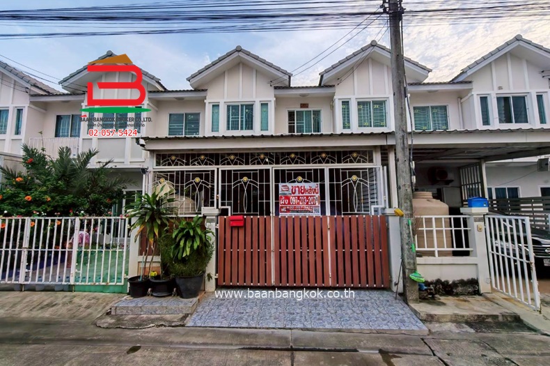 ทาวน์เฮาส์ หมู่บ้าน อยู่เจริญ 5 (รังสิต-นครนายก 74) ติดถนนไสวประชาราษฎร์ เนื้อที่ 21.6 ตารางวา ใกล้ตลาดกลางลาดสวาย ตำบลลาดสวาย อำเภอลำลูกกา จังหวัดปทุมธานี   