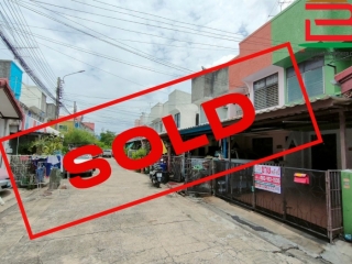 09460, ทาวน์เฮาส์ หมู่บ้าน อยู่เจริญบุญมา, เทิดราชัน 43 แยก 1/5 เนื้อที่ 16.5 ตารางวา ตรงข้ามสนามบินดอนเมือง ถนนวิภาวดี-รังสิต แขวงสีกัน เขตดอนเมือง กรุงเทพมหานคร   