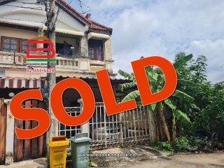 10034, ทาวน์เฮาส์ หมู่บ้าน ราชพฤกษ์วิลล่า รัตนาธิเบศร์ เนื้อที่ 24 ตารางวา ตรงข้ามเมกาโฮมรัตนาธิเบศร์ ถนนรัตนาธิเบศร์ ตำบลบางรักใหญ่ อำเภอบางบัวทอง จังหวัดนนทบุรี