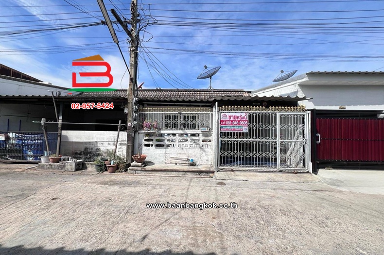 ทาวน์เฮาส์ หมู่บ้าน บางเขนวิลล่า (สุขาภิบาล 5 ซอย 5 แยก 24) เนื้อที่ 22.1 ตร.ว. ใกล้สวนกีฬารามอินทรา ถนนสุขาภิบาล 5 แขวงท่าแร้ง เขตบางเขน