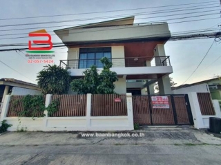 11822, บ้านเดี่ยว สัมมากร 1 (ซอยรามคำแหง 110) เนื้อที่ 46 ตรว. ใกล้เดอะพาซิโอ ทาวน์ รามคําแหง ถนนรามคำแหง แขวงสะพานสูง เขตบางกะปิ กรุงเทพมหานคร