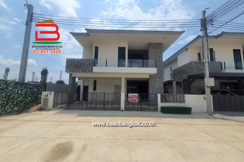 บ้านเดี่ยว หลังริม โครงการ เอสเกต พรีเมี่ยม ราชพฤกษ์-346 (ซอยวัดท่าเกวียน) เนื้อที่ 103 ตรว. ใกล้โรบินสัน ไลฟ์ สไตล์ ราชพฤกษ์ ถนนราชพฤกษ์ ตำบลคลองข่อย อำเภอปากเกร็ด จังหวัดนนทบุรี