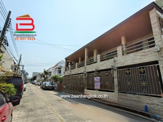 10982, ทาวน์เฮาส์ 2 ชั้นครึ่ง ซอยสุขุมวิท 101 เนื้อที่ 57 ตรว. ใกล้ BTS ปุณณวิถี ถนนสุขุมวิท แขวงบางจาก เขตพระโขนง จังหวัดกรุงเทพมหานคร