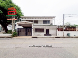 10484, ที่ดินพร้อมบ้าน ซอยปรีดีพนมยงค์ 26 เนื้อที่ 181 ตรว. ถนนสุขุมวิท 71 แขวงคลองตัน เขตวัฒนา กรุงเทพมหานคร
