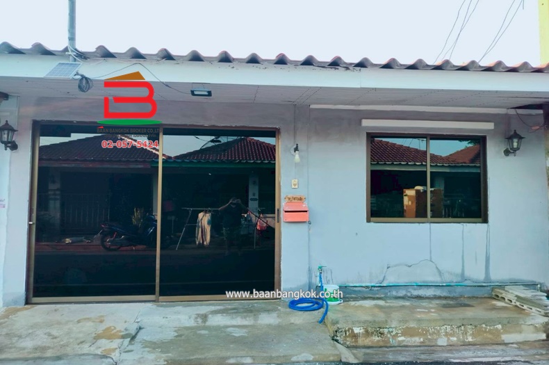 ทาวน์เฮาส์ 1 ชั้น หมู่บ้าน อาสาเฮ้าส์ 5 เนื้อที่ 18 ตรว. ใกล้โรงเรียนราชวินิต นนทบุรี ถนนบางใหญ่-บางคูลัด ตำบลบางใหญ่ อำเภอบางใหญ่ จังหวัดนนทบุรี