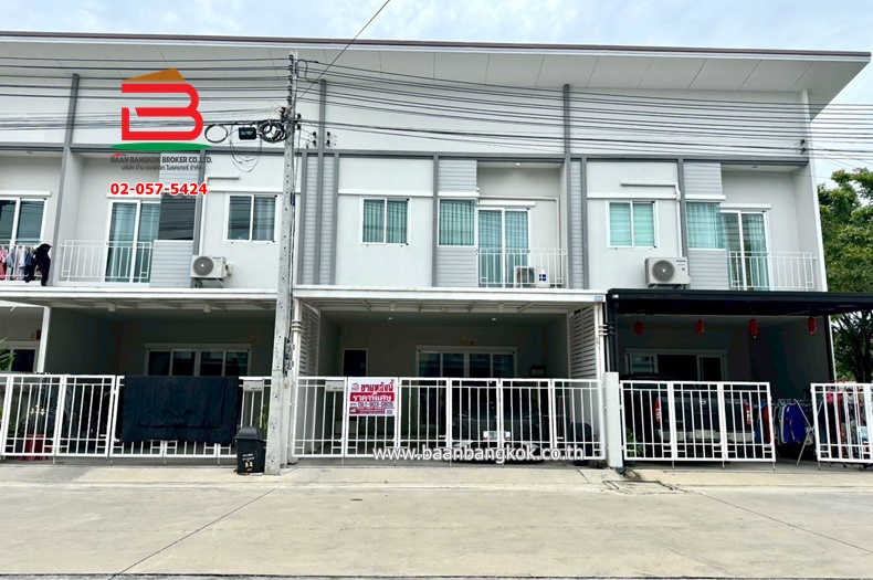 ทาวน์โฮม หมู่บ้าน เดอะ มิราเคิล กาญจนาภิเษก-เอกชัย เนื้อที่ 22.1 ตรว. ใกล้โรงเรียนสารสาสน์วิเทศน์เอกชัย ถนนเอกชัย  ตำบลบางน้ำจืด อำเภอเมืองสมุทรสาคร จังหวัดสมุทรสาคร