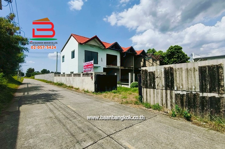 ที่ดินพร้อมสิ่งปลูกสร้าง เนื้อที่ 183 ตรว. ใกล้บิ๊กซี ลำลูกกาคลอง 4 ถนนวิภาวดี ต.ลาดสวาย อ.ลำลูกกา จ.ปทุมธานี