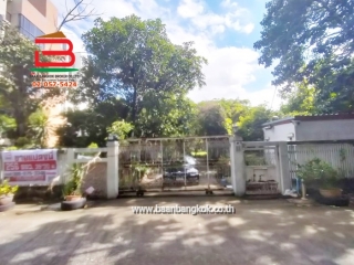 10948, ที่ดินพร้อมสิ่งปลูกสร้าง ลาดพร้าว 64 แยก 10 เนื้อที่ 256 ตรว. เขตบางกะปิ กรุงเทพมหานคร 