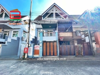 11417, ทาวน์โฮม หมู่บ้าน เมอริทเพลส (ลาดพร้าว 87 แยก 10) เนื้อที่ 18.8 ตรว. ใกล้CDC เลียบด่วน ถนนลาดพร้าว แขวงวังทองหลาง เขตวังทองหลาง