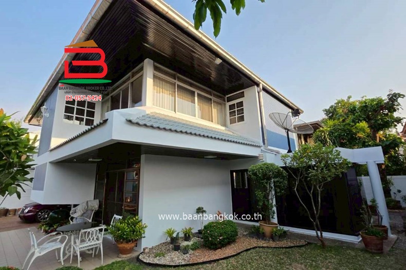 บ้านเดี่ยว คลองตันนิเวศน์ ซอยปรีดีพนมยงค์ 42 (ใกล้โรงเรียนพระหฤทัยพัฒนเวศม์) เนื้อที่ 79 ตรว. แขวงคลองตันเหนือ เขตวัฒนา