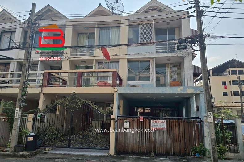 ทาวน์โฮม ซิตี้ทาวน์โฮมลาดพร้าว 80 (ใกล้ตลาดสะพานสอง) เนื้อที่ 22.8 ตรว. แขวงวังทองหลาง เขตวังทองหลาง