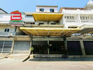 11711, อาคารพาณิชย์ ลาดพร้าว 45 (ใกล้ตลาดสะพาน 2) เนื้อที่ 42 ตรว. ถนนลาดพร้าว แขวงสามเสนนอก เขตห้วยขวาง