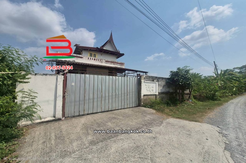 บ้านเดี่ยว 3 ชั้น เนื้อที่ 86 ตร.ว. ซอยบุญรอด (หรือเข้าทาง ซอยขนนจีนบ้านคุณย่า) ถนนจันทร์ทองเอี่ยม (เลียบคลองอ้อม) ตำบลบางรักพัฒนา อำเภอบางบัวทอง นนทบุรี