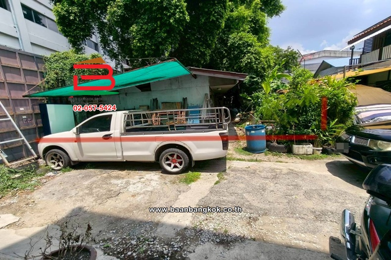 ที่ดินเปล่า เนื้อที่ 54 ตร.ว. ศรีนครินทร์ ซอย 1 (ใกล้สี่แยกลำสาลี) ถนนศรีนครินทร์ แขวงหัวหมาก เขตบางกะปิ   