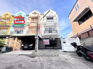 12230, ทาวน์โฮม 3 ชั้น เนื้อที่ 34 ตร.ว. โครงการ เกษราคลาสสิคโฮม ซอยเสรีไทย 81/2 ถนนเสรีไทย แขวงคันนายาว เขตคันนายาว  