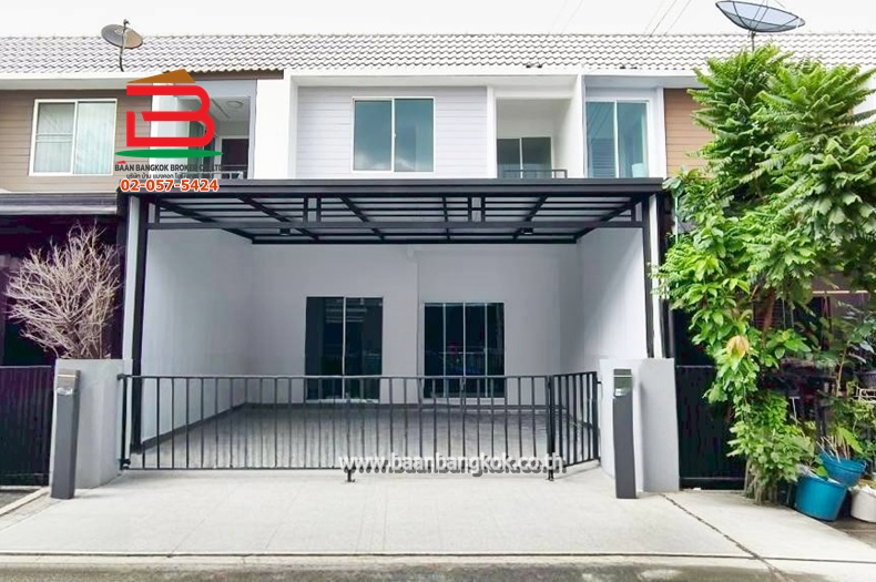 ทาวน์เฮาส์ หมู่บ้านเดอะคัลเลอร์ส รังสิต-ลำลูกกา คลอง 4 เนื้อที่ 20.7 ตรว. ใกล้โรงเรียนบีคอนเฮ้าส์แย้มสะอาด ถนนรังสิต-นครนายก ตำบลลาดสวาย อำเภอลำลูกกา จังหวัดปทุมธานี