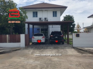 12239, บ้านเดี่ยว หมู่บ้านการ์เด้น ลากูน่า อ่อนนุช-สุวรรณภูมิ เนื้อที่ 138.8 ตรว. (ตรงข้ามหมู่บ้านพฤกษา 36) ตำบลคลองหลวงเพ่ง อำเภอเมืองฉะเชิงเทรา จังหวัดฉะเชิงเทรา