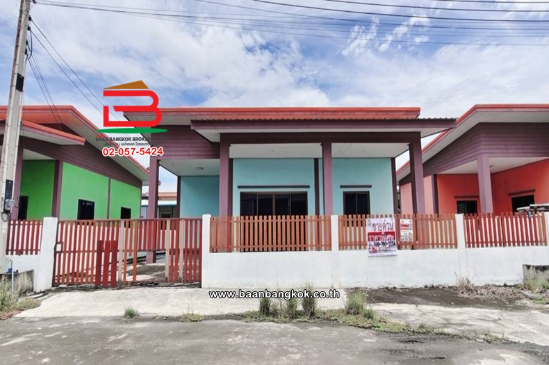 บ้านเดี่ยว ชั้นเดียว เนื้อที่ 52.6 ตร.ว. หมู่บ้านร่มเย็น (เทศบาล 2) ทางหลวงแผ่นดินหมายเลข 3551 ตำบลหัวสำโรง อำเภอแปลงยาว ฉะเชิงเทรา 