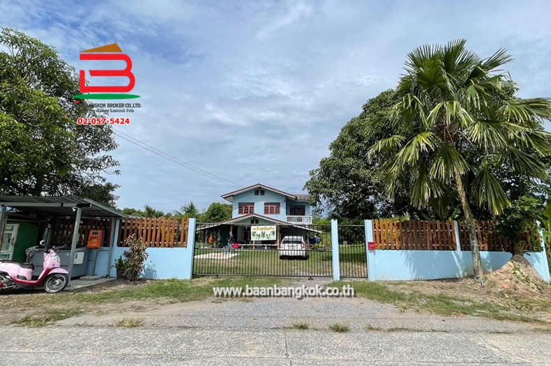 ที่ดินพร้อมบ้าน ซอยวัดจุฬาภรณ์วนาราม เนื้อที่ 1-3-13.7 ไร่ ถนนรังสิต-นครนายก ตำบลบ้านพริก อำเภอบ้านนา จังหวัดนครนายก